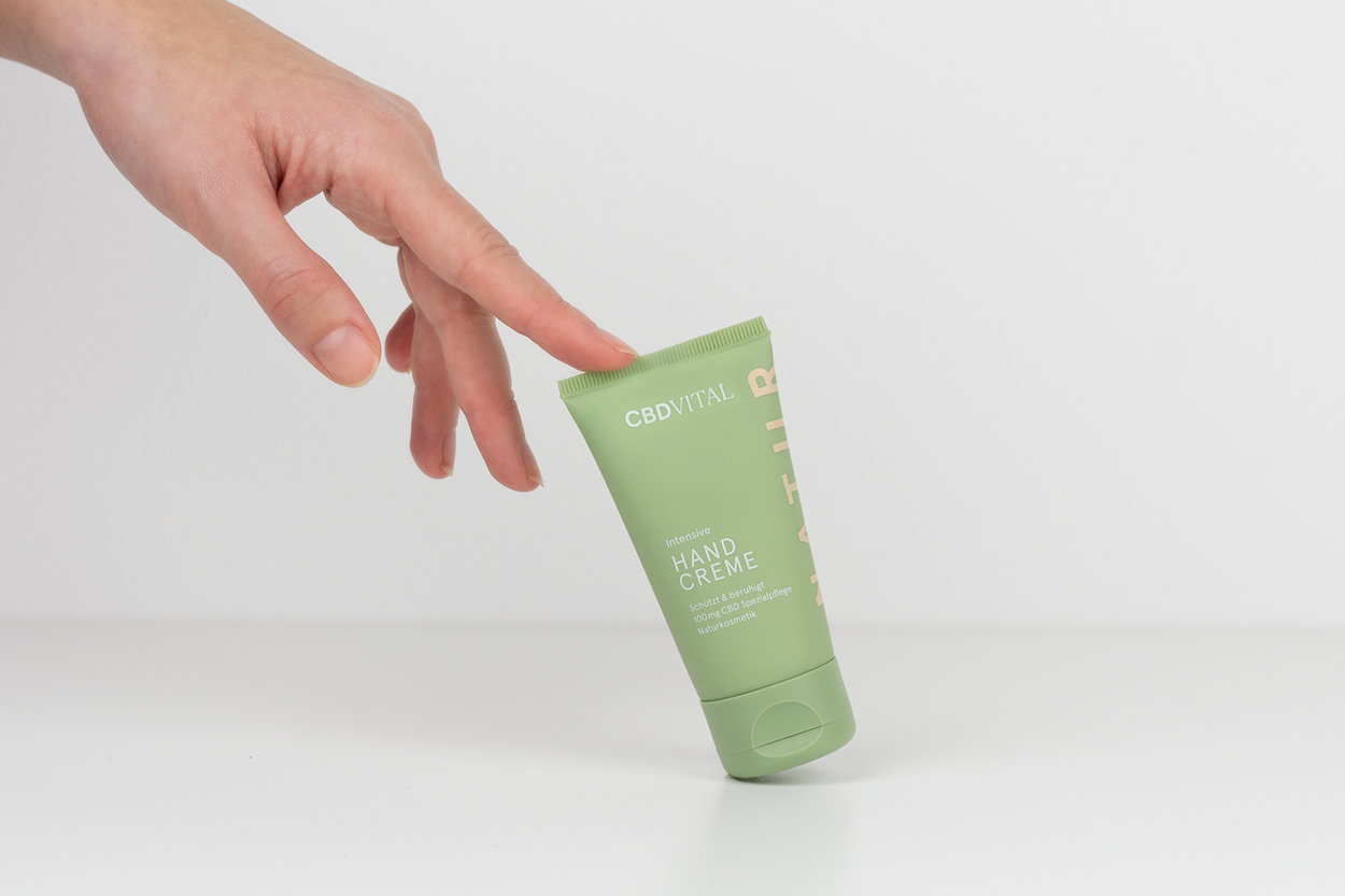 Crema mani con CBD per mani secche Crema mani con CBD per mani secche