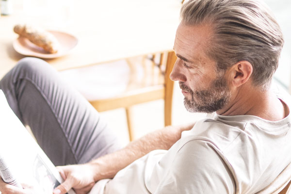 Con foglie di canapa da canapa alimentare in qualit&agrave; biologica